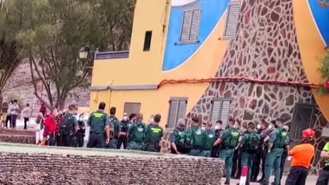 La Guardia Civil llega en helicóptero a una 'macrofiesta' ilegal celebrada en la playa de Güigüi de Gran Canaria La Guardia Civil llega en helicóptero a una 'macrofiesta' ilegal celebrada en la playa de Güigüi de Gran Canaria