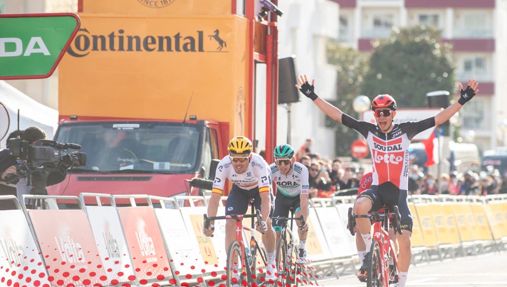 Andreas Kron celebra la victoria en la etapa 1 de la Volta a Catalunya 2021