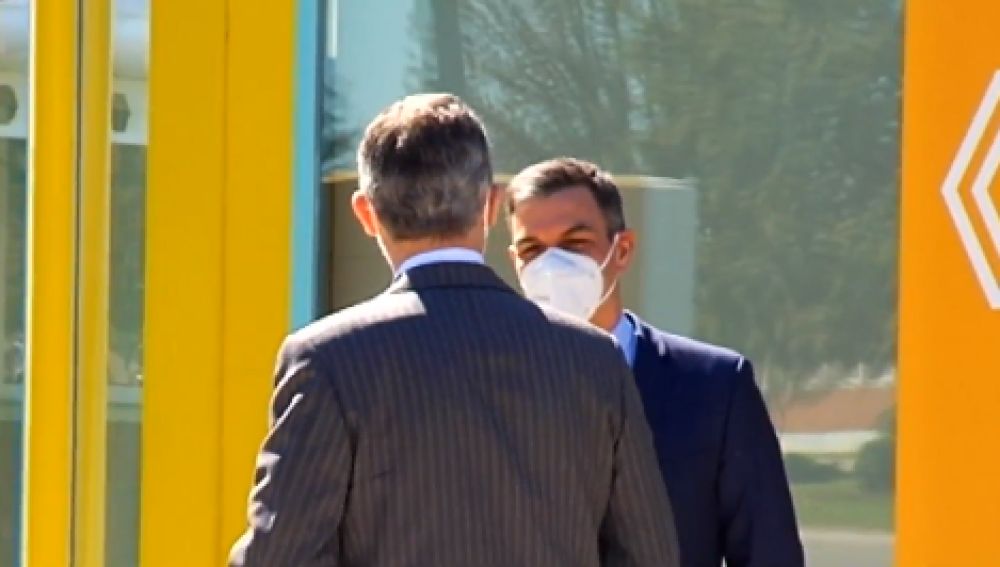 Pedro Sánchez y Felipe VI coinciden en la fábrica Renault de Palencia donde se ha presentado el plan industrial 2021-2024