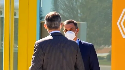 Pedro S&aacute;nchez y Felipe VI coinciden en la f&aacute;brica Renault de Palencia donde se ha presentado el plan industrial 2021-2024