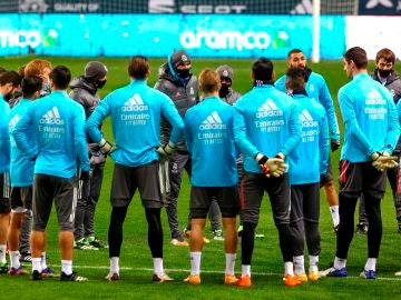 Zidane da instrucciones a sus jugadores en un entrenamiento