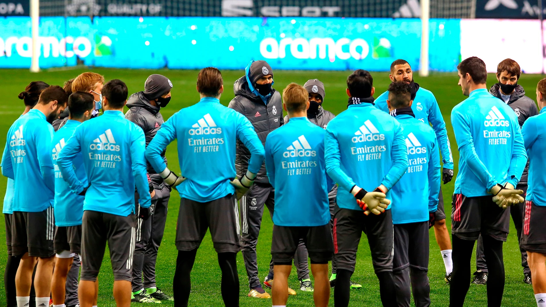 Zidane da instrucciones a sus jugadores en un entrenamiento