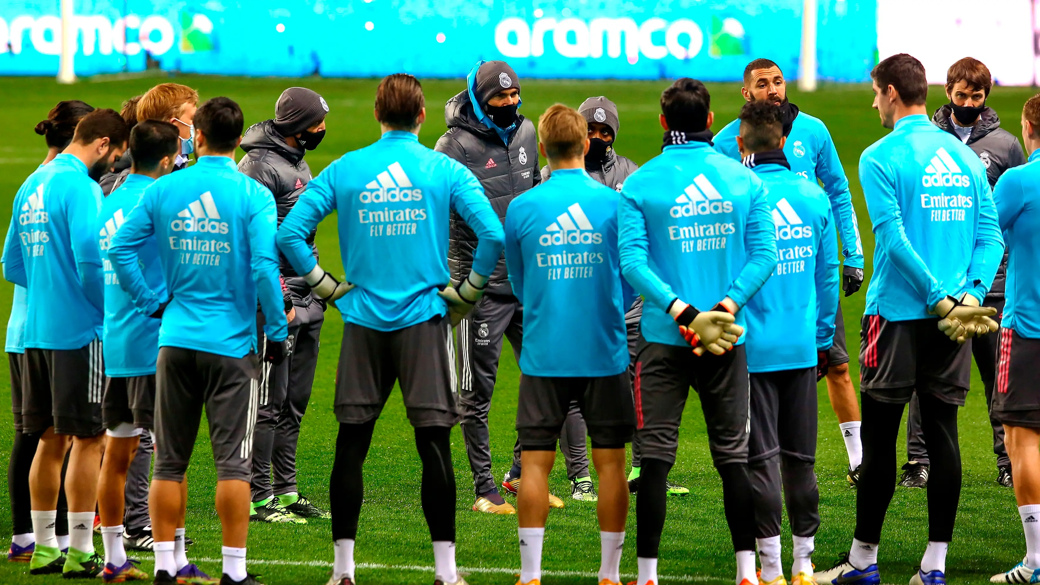 Zidane da instrucciones a sus jugadores en un entrenamiento