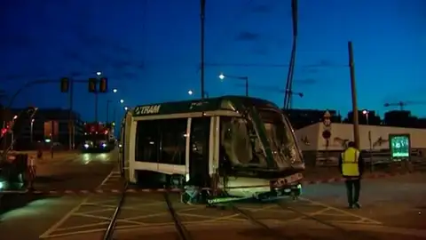 Barcelona: 3 heridos tras un choque entre un camión y un tranvía en Sant Adrià del Besòs Tranvía colisionado en Barcelona