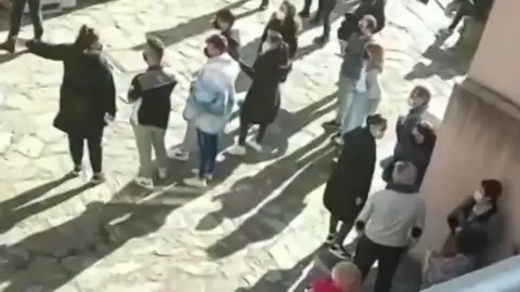 Vecinos de A Coruña expulsan a 18 okupas de una casa Vecinos de A Coruña expulsan a 18 okupas de una casa