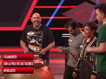 Óscar hace un ingenioso juego de palabras con una respuesta de la bomba final de ‘¡Boom!’ Óscar hace un ingenioso juego de palabras con una respuesta de la bomba final de ‘¡Boom!’