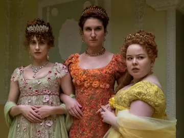 Harriet Cains, Bessie Carter y Nicola Coughlan Harriet Cains, Bessie Carter y Nicola Coughlan