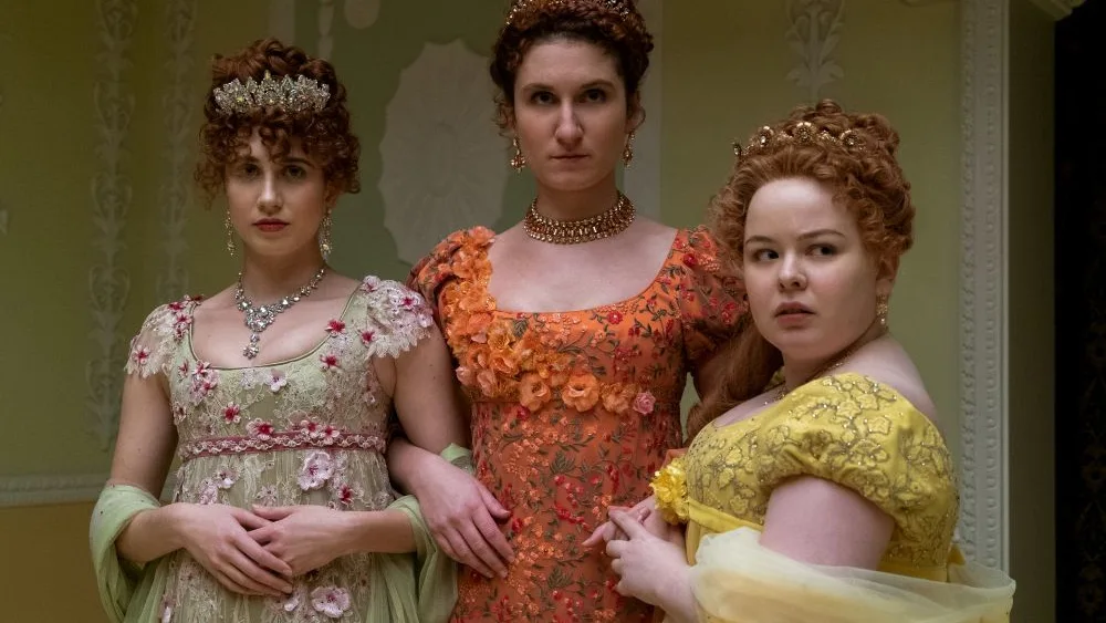 Harriet Cains, Bessie Carter y Nicola Coughlan Philipa, Pruence y Penelope Featherington en 'Los Bridgerton'