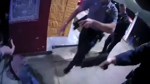 Acusan de homicidio involuntario a 5 policías en Oklahoma por matar de 13 disparos a un ladrón de 15 años Acusan de homicidio involuntario a 5 policías en Oklahoma por matar de 13 disparos a un ladrón de 15 años