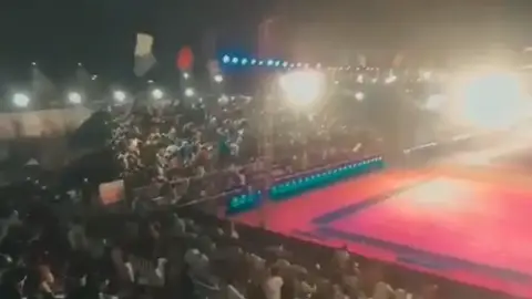 Se derrumba una grada con 2.000 personas en un torneo de Kabbadi en la India Se derrumba una grada con 2.000 personas en un torneo de Kabbadi en la India