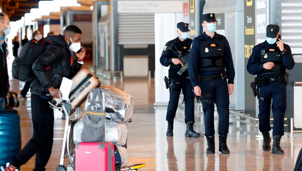 Varios policías patrullan por el aeropuerto Adolfo Suárez