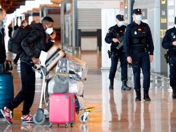 Varios policías patrullan por el aeropuerto Adolfo Suárez