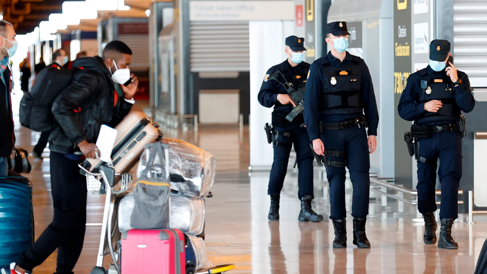Varios policías patrullan por el aeropuerto Adolfo Suárez Varios policías patrullan por el aeropuerto Adolfo Suárez