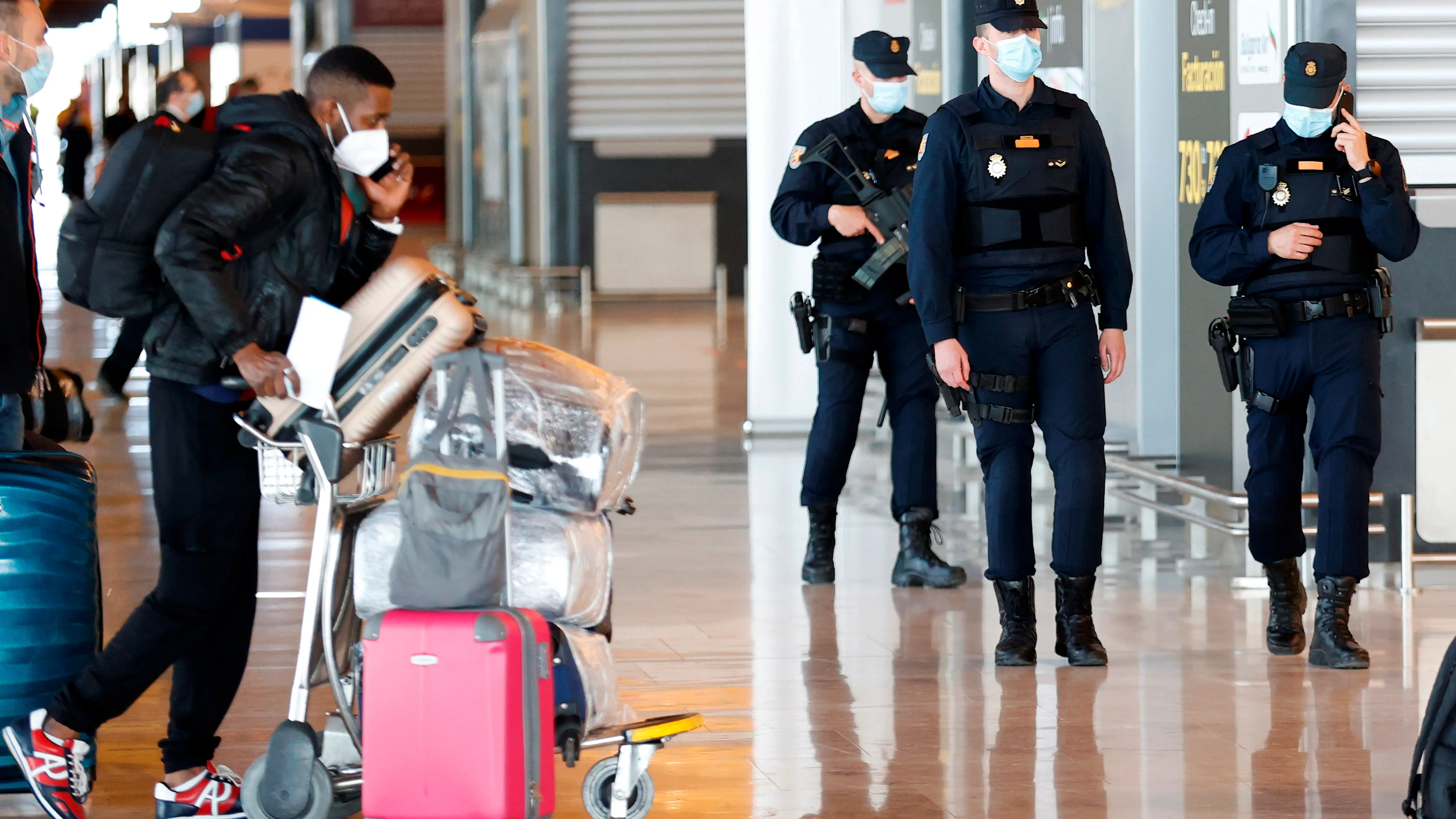 Varios polic&iacute;as patrullan por el aeropuerto Adolfo Su&aacute;rez