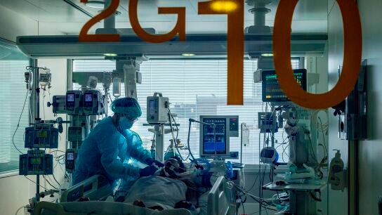 Una sanitaria atiende a un paciente en el Hospital Universitario de Bellvitge