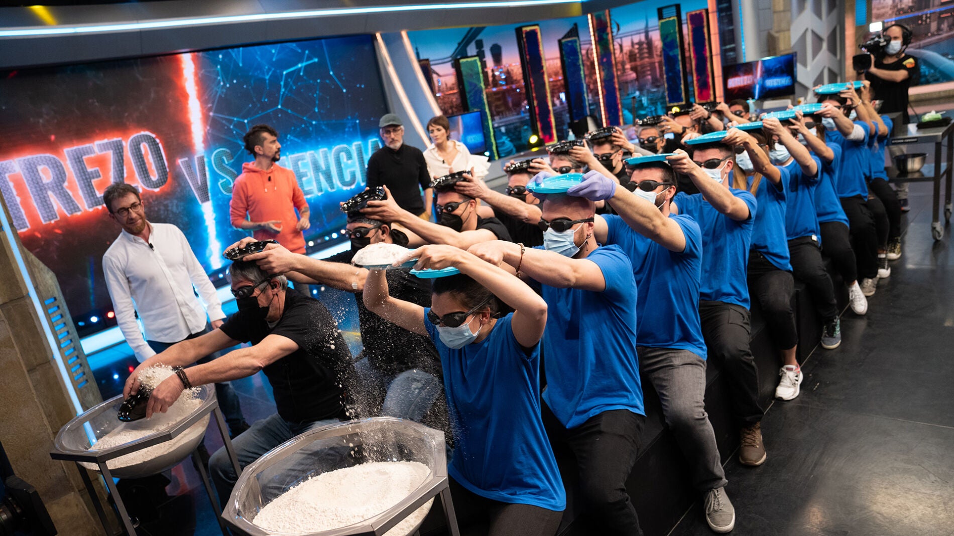 Una competici&oacute;n de harina a ciegas: as&iacute; resuelven las diferencias los equipos de 'El Hormiguero 3.0'
