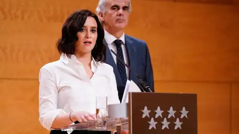Ayuso y el Consejero Ruiz-Escudero, en la rueda de prensa posterio al Consejo de Gobierno. Ayuso y el Consejero Ruiz-Escudero, en la rueda de prensa posterio al Consejo de Gobierno