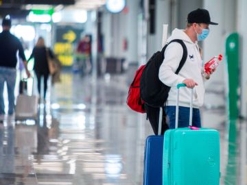 Un viajero en el aeropuerto de Madrid