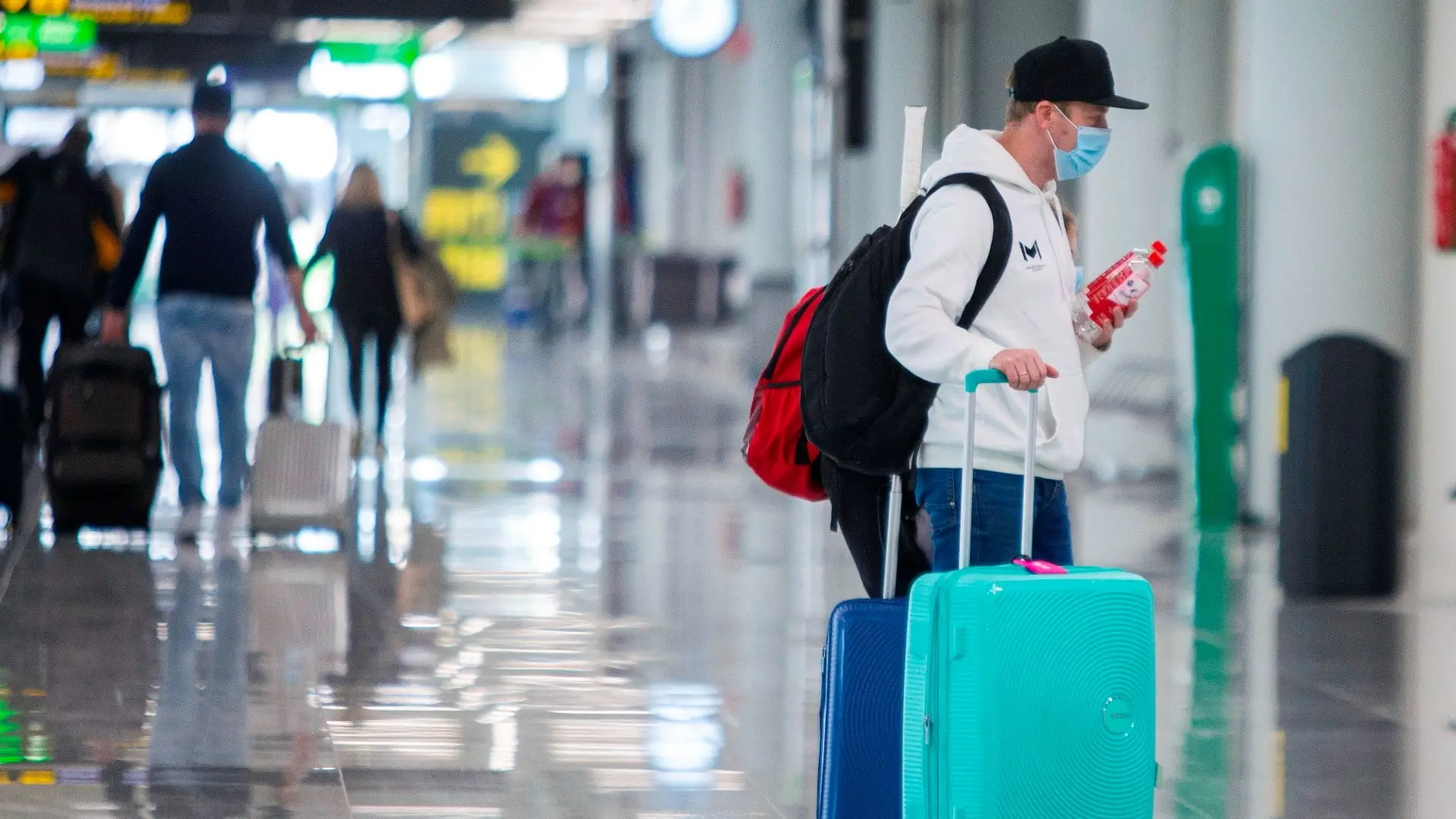 Un viajero en el aeropuerto de Madrid Coronavirus