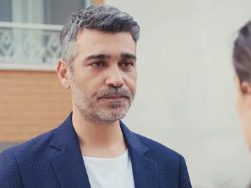 Sarp confiesa a Bahar que vuelve a ser pobre Sarp confiesa a Bahar que vuelve a ser pobre