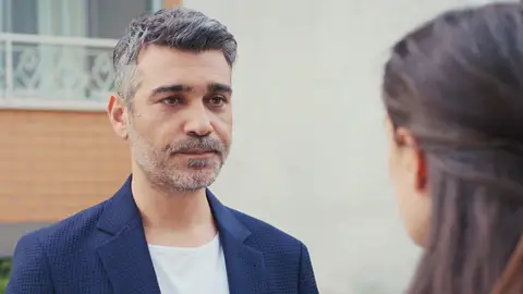 Sarp confiesa a Bahar que vuelve a ser pobre Sarp confiesa a Bahar que vuelve a ser pobre