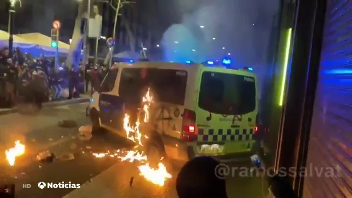 Libertad provisional para la acusada de quemar un furg&oacute;n policial por error en la identificaci&oacute;n
