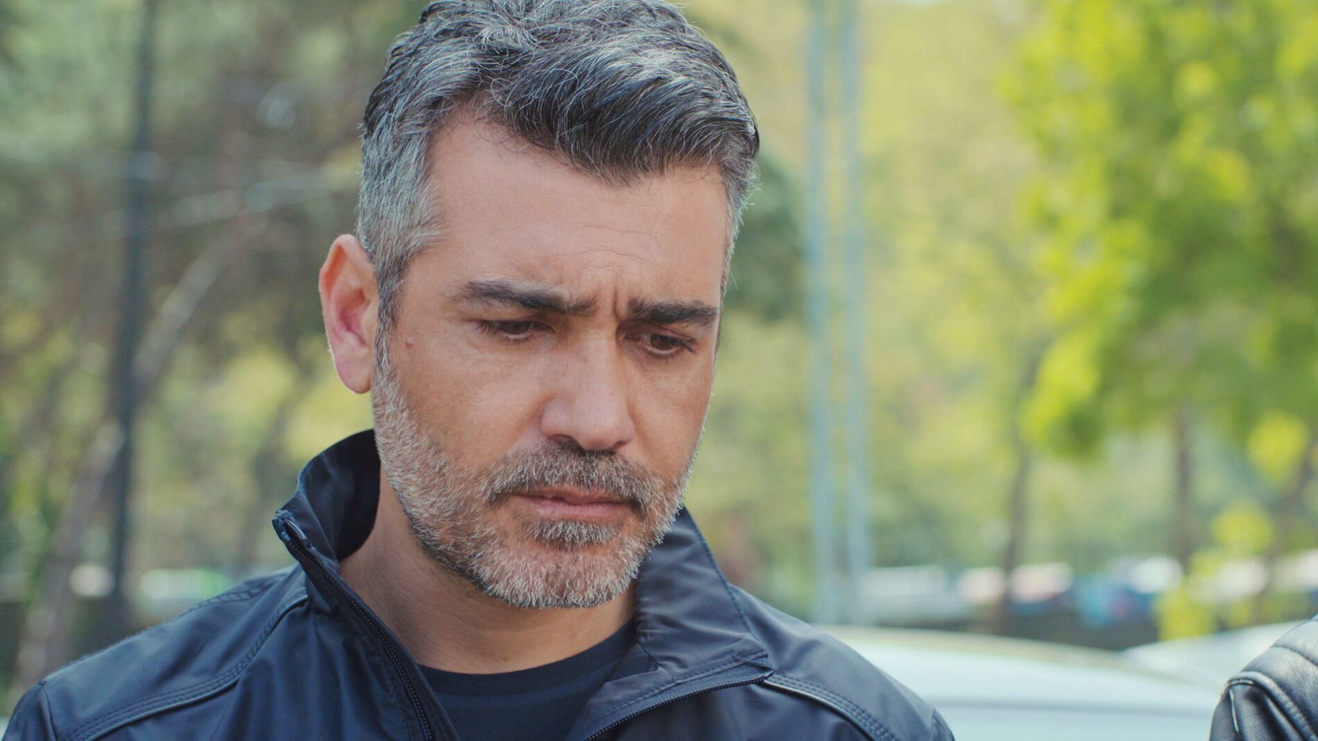 Sarp recupera el teléfono de Bahar… ¿con o sin sus fotos con Sirin? 