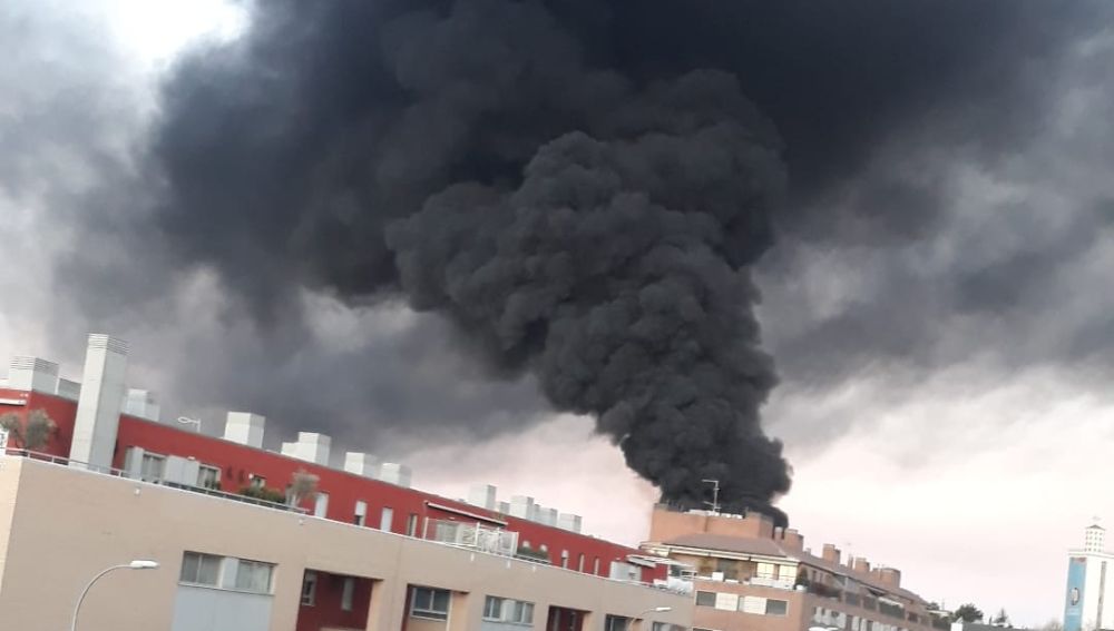 Columna de humo del incendio de Montecarmelo en Madrid