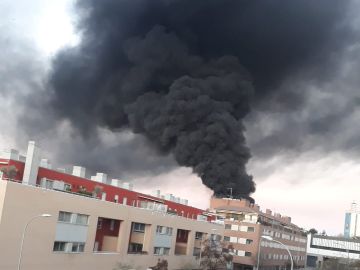 Columna de humo del incendio de Montecarmelo en Madrid