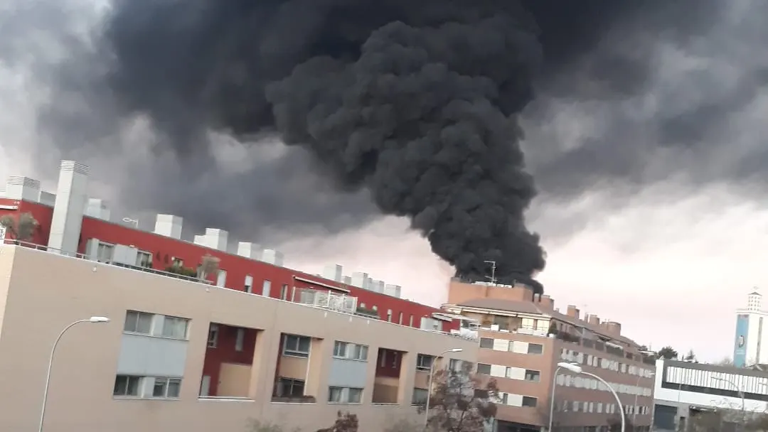Columna de humo del incendio de Montecarmelo en Madrid Columna de humo del incendio de Montecarmelo en Madrid