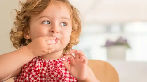 Bebé comiendo Bebé comiendo