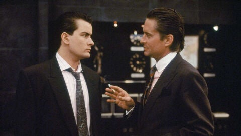 Charlie Sheen y Michael Douglas en 'Wall Street'