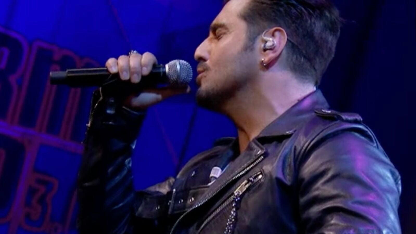 David Bustamante lanza un disco sorpresa con sus grandes éxitos para celebrar sus 20 años de trayectoria musical