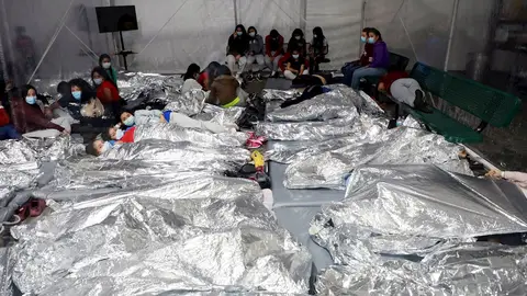 otografía del 17 de marzo cedida por la Oficina de Aduanas y Protección de Fronteras (CBP) donde se muestra a un grupo de niños acostados dentro de una de las carpas de la Patrulla Fronteriza en las instalaciones de procesamiento temporal en Donna, Texas otografía del 17 de marzo cedida por la Oficina de Aduanas y Protección de Fronteras (CBP) donde se muestra a un grupo de niños acostados dentro de una de las carpas de la Patrulla Fronteriza en las instalaciones de procesamiento temporal en Donna, Texas