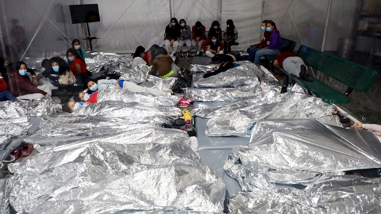 otografía del 17 de marzo cedida por la Oficina de Aduanas y Protección de Fronteras (CBP) donde se muestra a un grupo de niños acostados dentro de una de las carpas de la Patrulla Fronteriza en las instalaciones de procesamiento temporal en Donna, Texas otografía del 17 de marzo cedida por la Oficina de Aduanas y Protección de Fronteras (CBP) donde se muestra a un grupo de niños acostados dentro de una de las carpas de la Patrulla Fronteriza en las instalaciones de procesamiento temporal en Donna, Texas