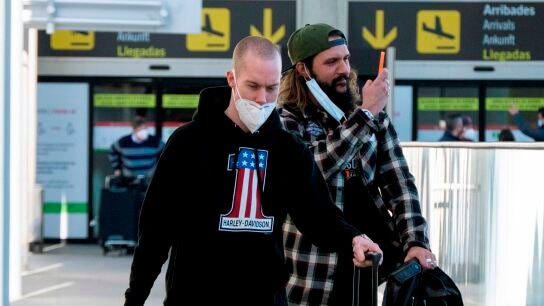 Pasajeros llegan al aeropuerto de Palma de Mallorca.