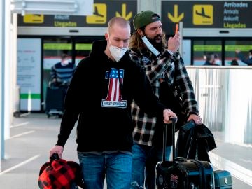 Pasajeros llegan al aeropuerto de Palma de Mallorca.