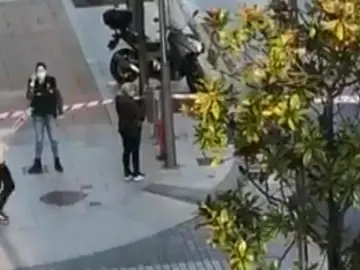 Agentes de la Ertzaintza buscan a los autores de un atraco en una sucursal de banco en Irún Agentes de la Ertzaintza buscan a los autores de un atraco en una sucursal de banco en Irún