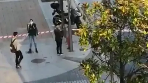 Agentes de la Ertzaintza buscan a los autores de un atraco en una sucursal de banco en Irún Agentes de la Ertzaintza buscan a los autores de un atraco en una sucursal de banco en Irún