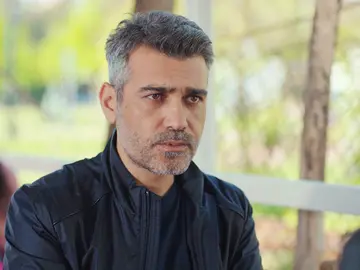 Sarp, dispuesto a desafiar a Bahar y a Arif viviendo en su mismo edificio Sarp, dispuesto a desafiar a Bahar y a Arif viviendo en su mismo edificio