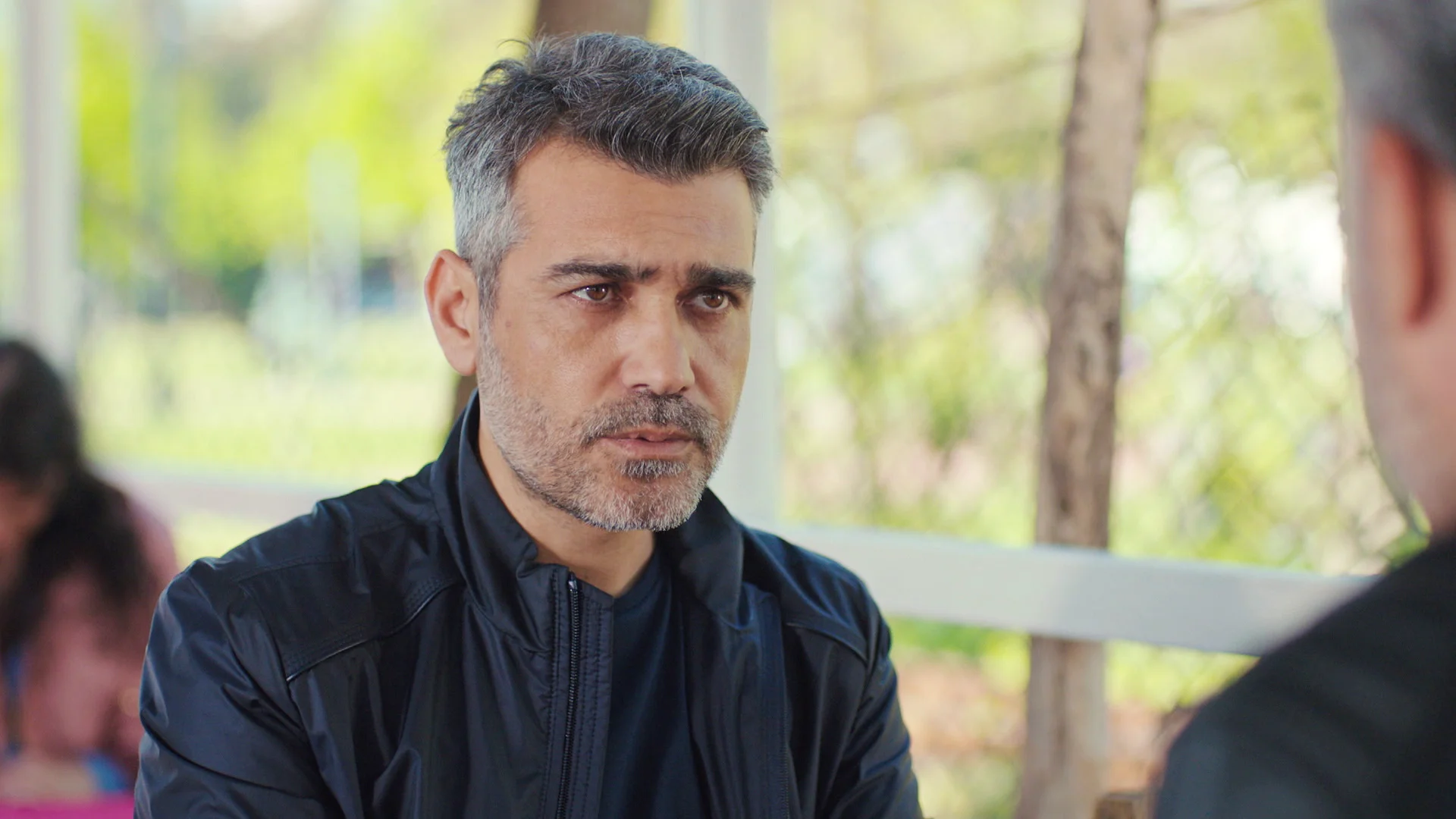 Sarp, dispuesto a desafiar a Bahar y a Arif viviendo en su mismo edificio Sarp, dispuesto a desafiar a Bahar y a Arif viviendo en su mismo edificio