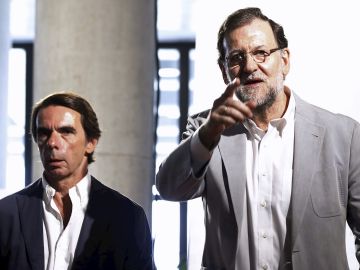 Jose María Aznar (izquierda) y Mariano Rajoy