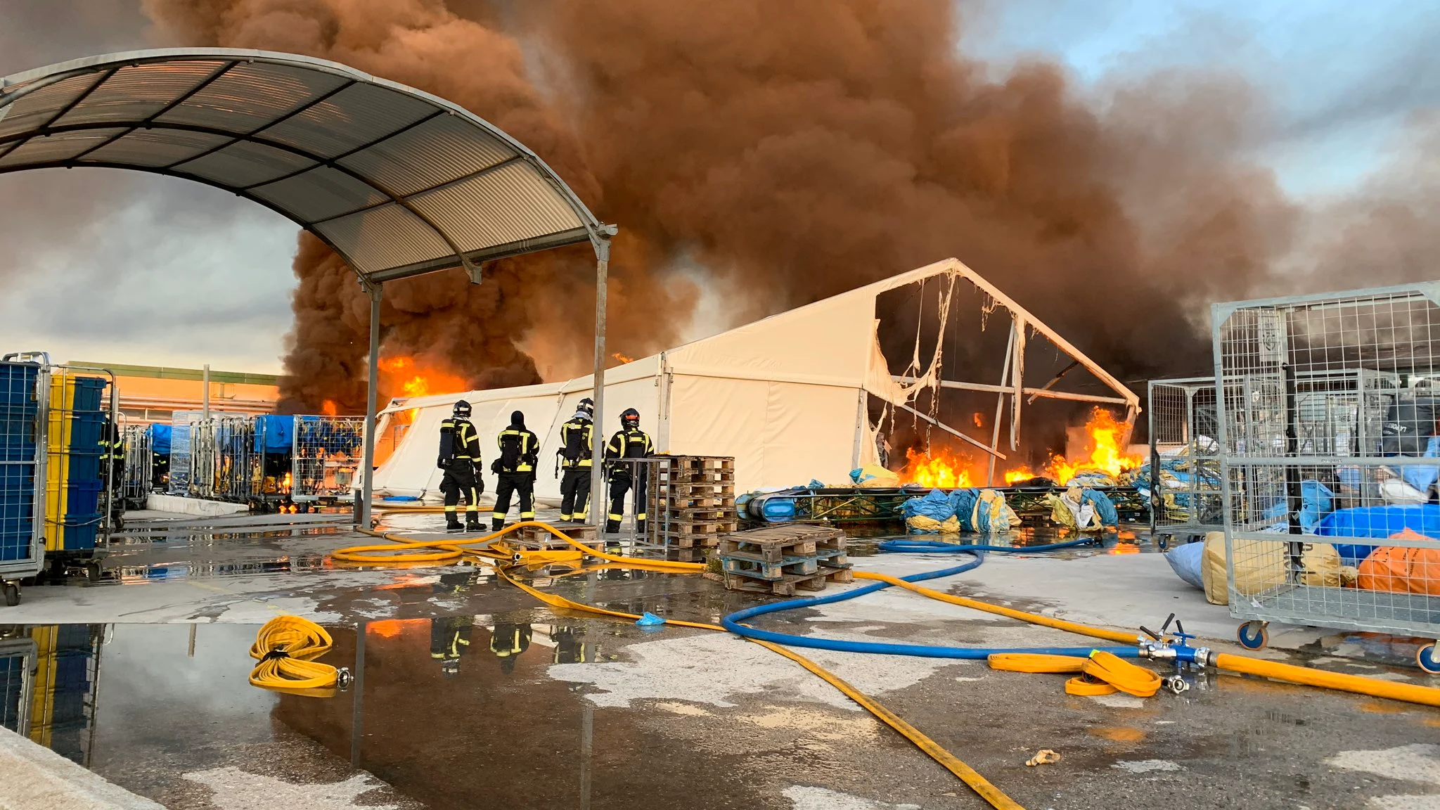 V&iacute;deo: Las impactantes im&aacute;genes del incendio en el barrio Montecarmelo de Madrid