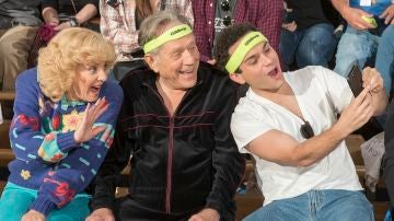 Wendi McLendon-Covey, George Segal y Troy Gentile de 'Los Goldberg'