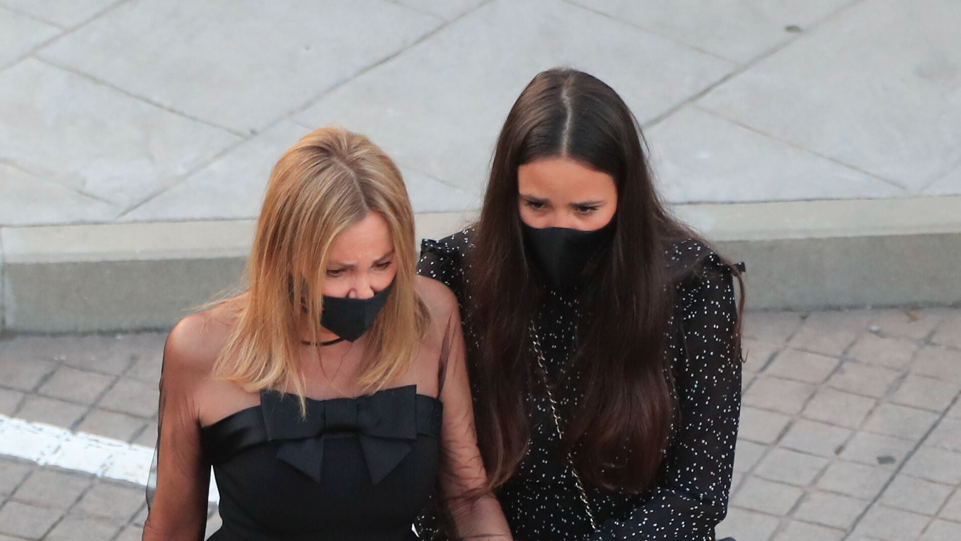 Carolina Monje y Ana Obreg&oacute;n, en el funeral de &Aacute;lex Lequio