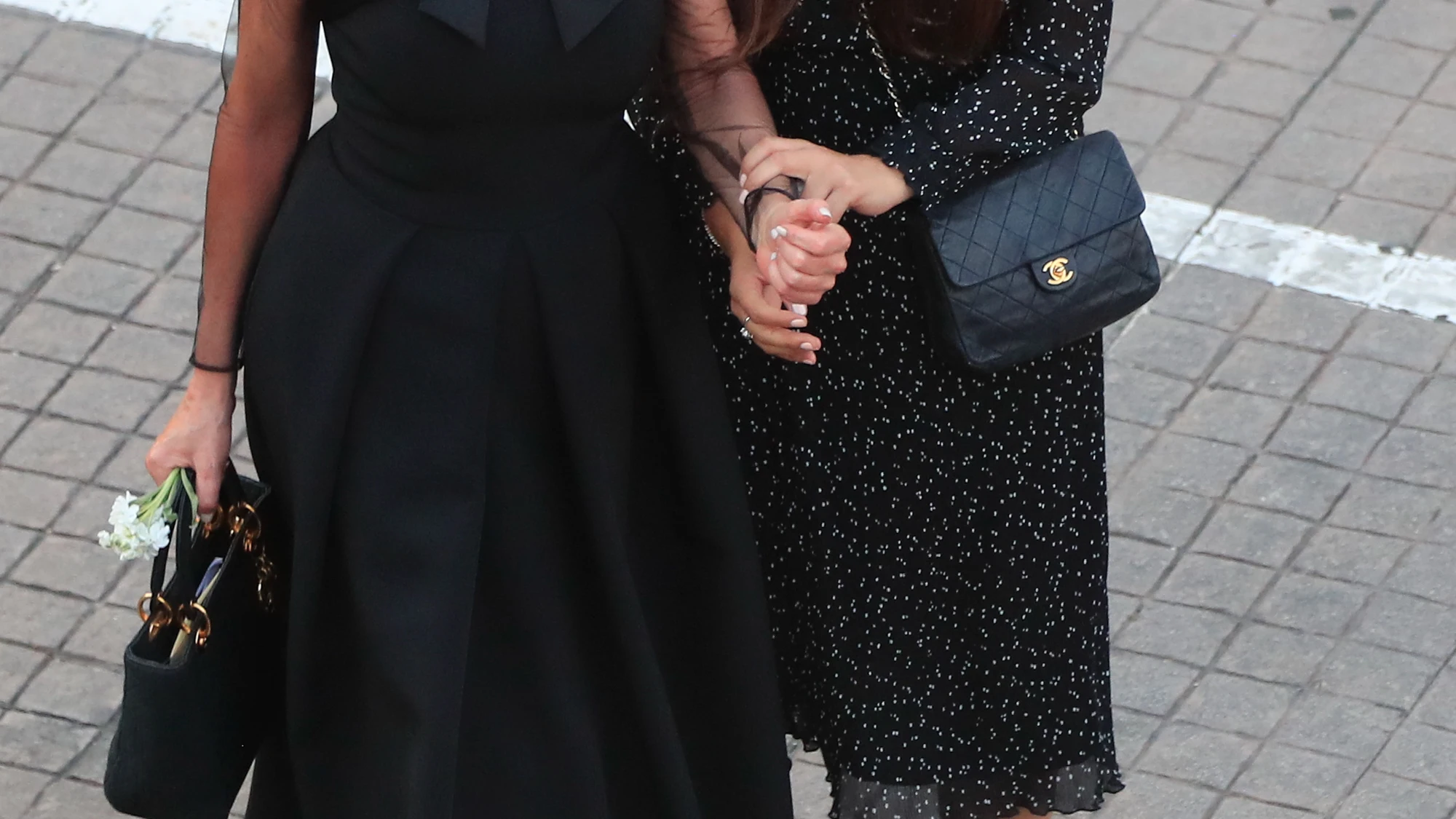 Carolina Monje y Ana Obregón, en el funeral de Álex Lequio Carolina Monje y Ana Obregón, en el funeral de Álex Lequio