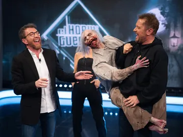 El Monaguillo acude 'El Hormiguero 3.0' pegado a un terrorífico zombie: "Solo me lo puede quitar el doctor Cavadas" El Monaguillo acude 'El Hormiguero 3.0' pegado a un terrorífico zombie: "Solo me lo puede quitar el doctor Cavadas"