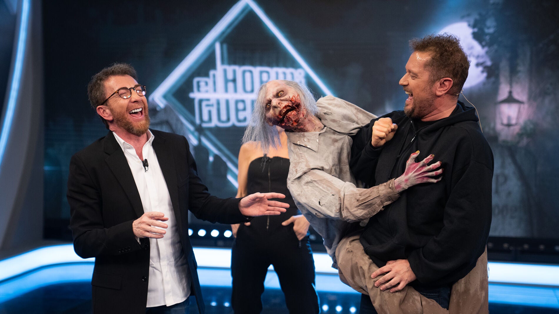 El Monaguillo acude 'El Hormiguero 3.0' pegado a un terrorífico zombie: "Solo me lo puede quitar el doctor Cavadas"