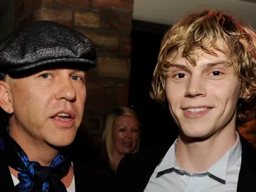 Evan Peters y Ryan Murphy Evan Peters y Ryan Murphy