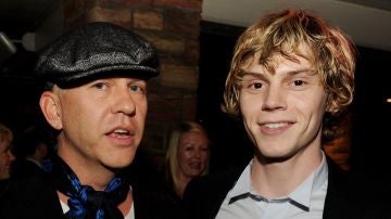 Evan Peters y Ryan Murphy